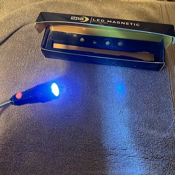 Dream Master LED Magnet pick up tool black unused but does work see pictures - Picture 7 of 8